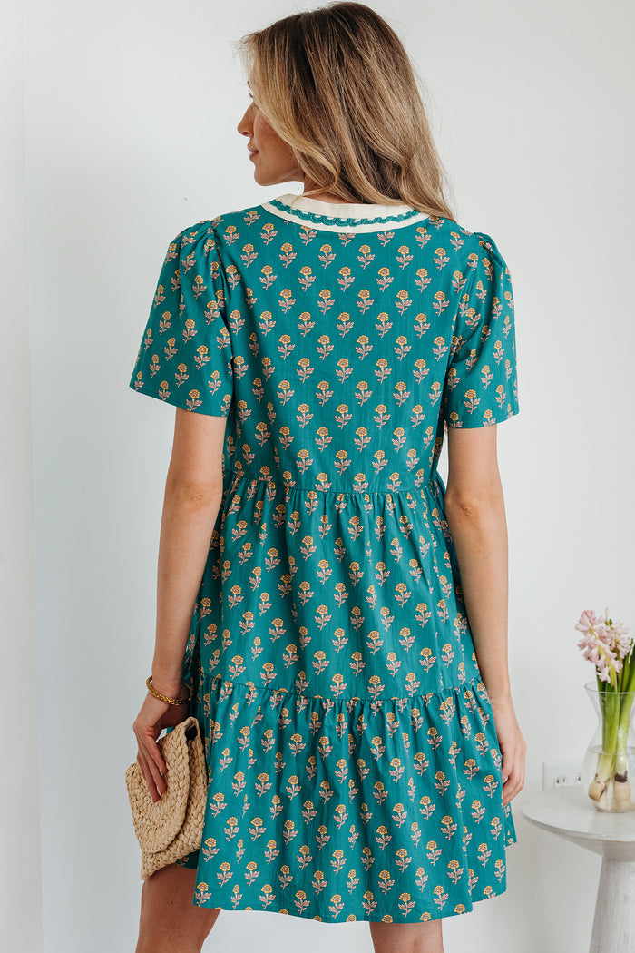 Robe fleurie à manches courtes et col en V