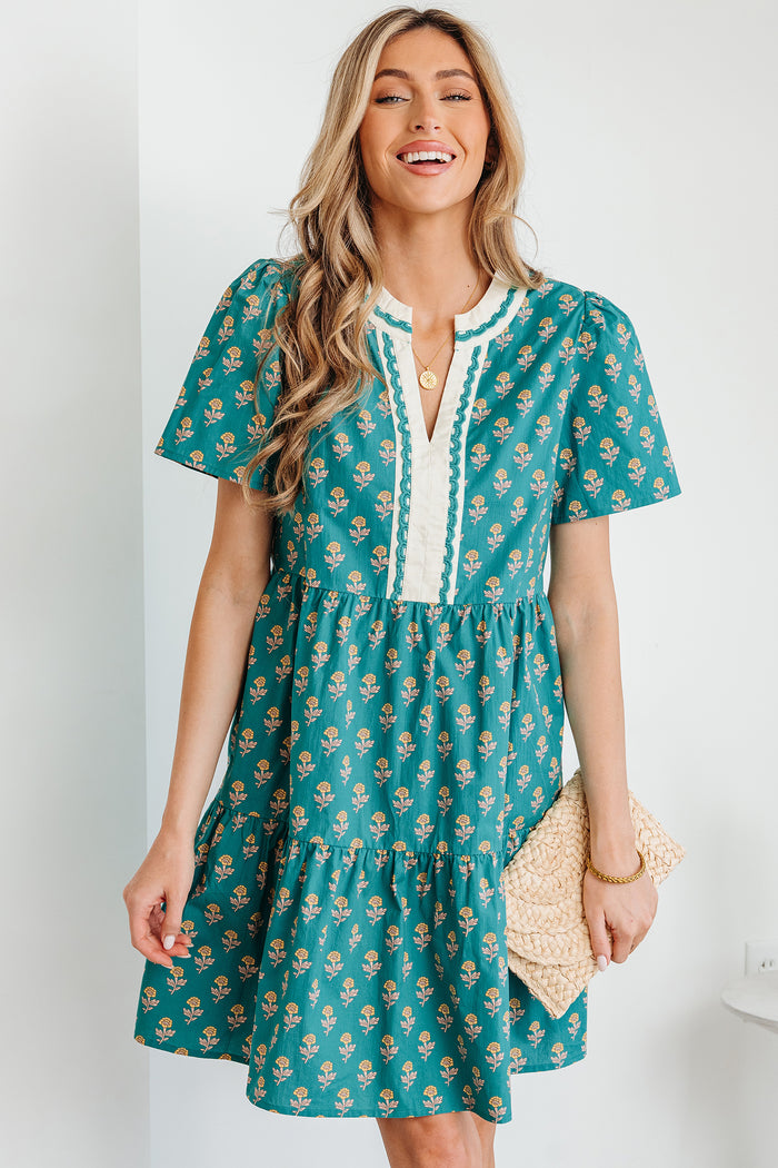 Robe fleurie à manches courtes et col en V