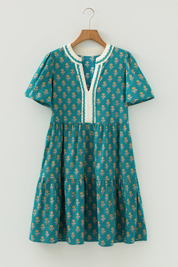 Robe fleurie à manches courtes et col en V