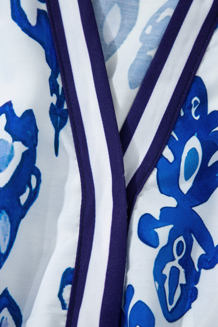 Robe longue bleue à fleurs bouffantes