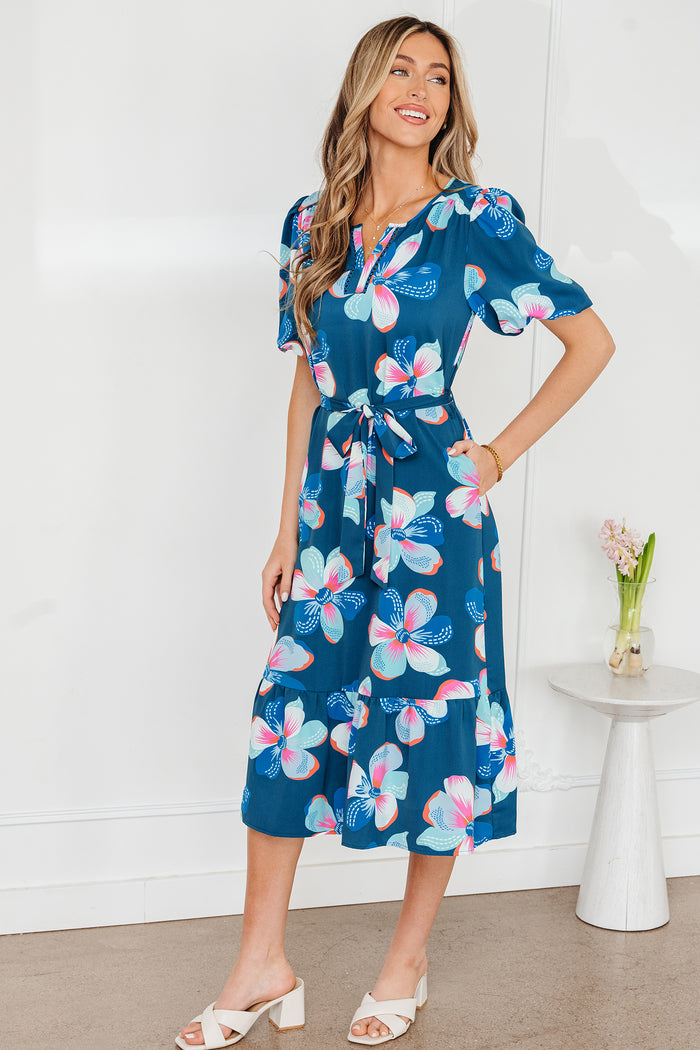 Robe longue bleue à imprimé floral, manches bouffantes courtes