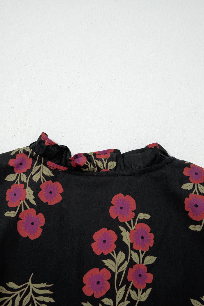 Robe longue noire à volants et manches courtes bouffantes à fleurs