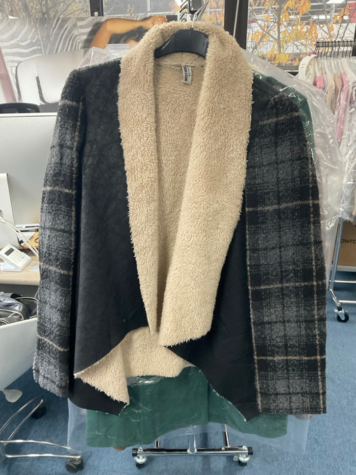 🌟 Veste design en fausse fourrure par Much Money