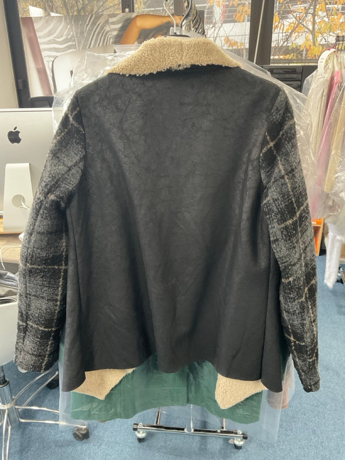 🌟 Veste design en fausse fourrure par Much Money