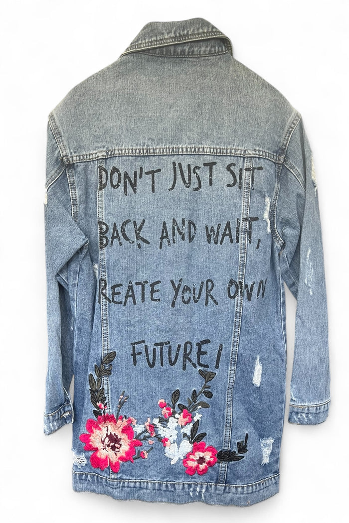 Veste longue en jean destroy avec broderies et message